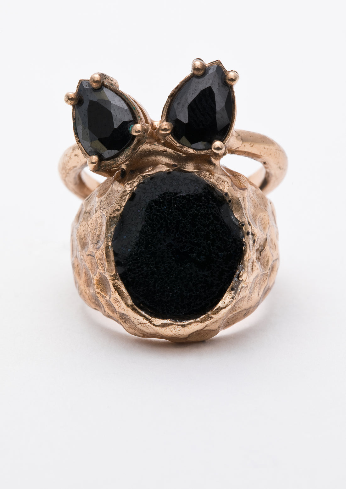 Black sigillum ring w/ drops