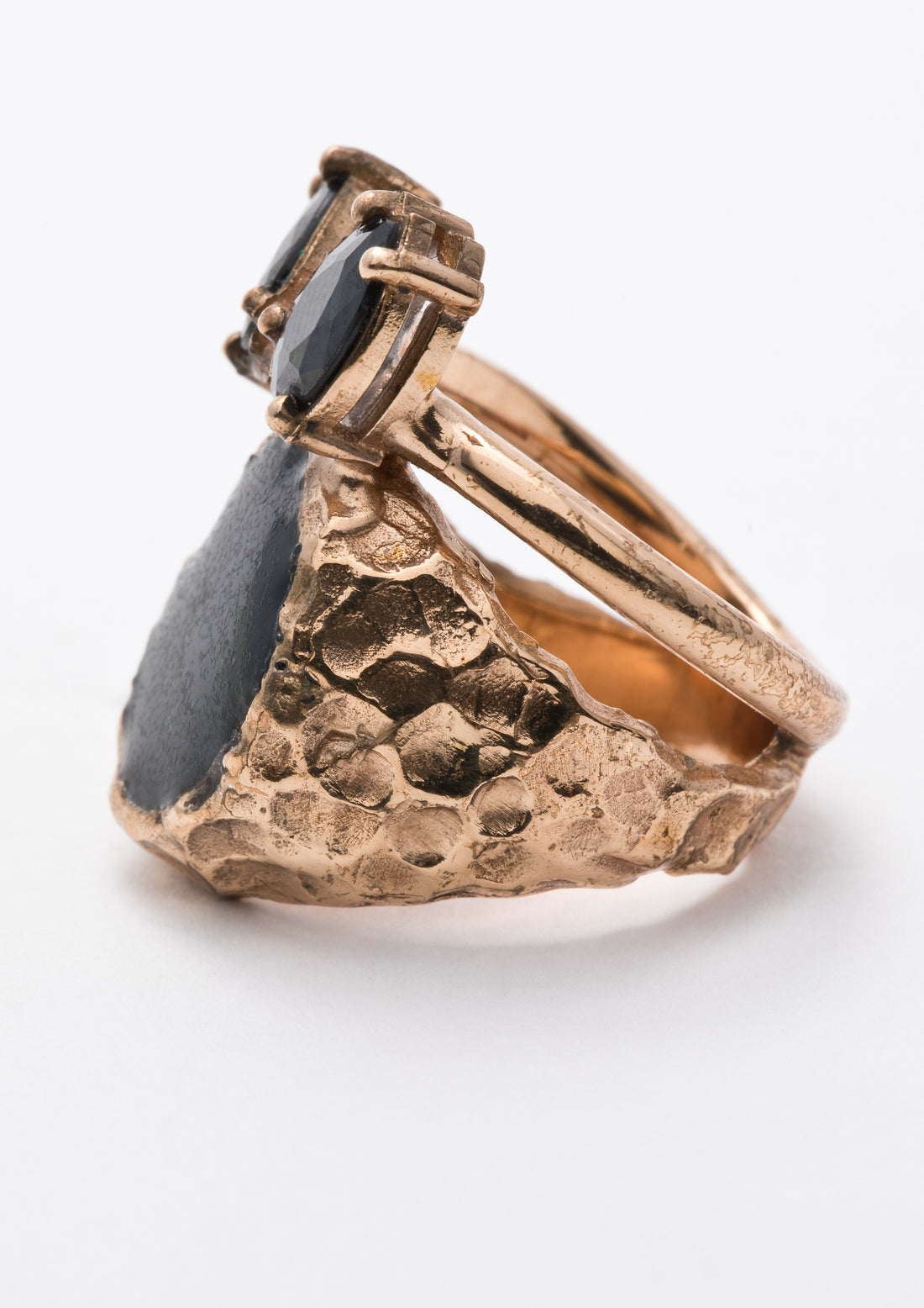 Black sigillum ring w/ drops